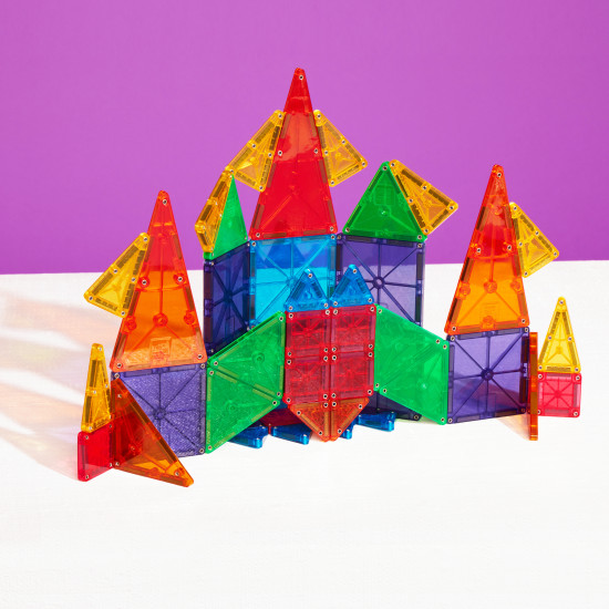 Stavebnice Magna-Tiles kombinuje velké a malé dílky.