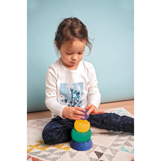 Kreativní hračka, která povzbuzuje batolata, aby objevovala své smysly, učí motorickou a vizuální koordinaci a prostorové vnímání. 