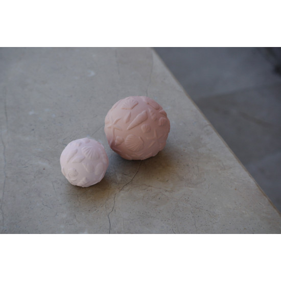 Sada senzorických míčků Mušle v krásných jemných růžových barvách, které hravou formou při hře stimulují smysly miminka.