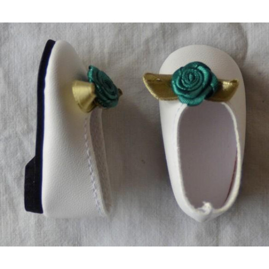 Bílé nízké boty ozdobené zelenou kytičkou jsou pro celovinylové panenky od firmy Paola Reina Las Amigas, které jsou 32 cm vysoké.