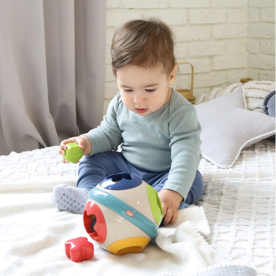 Vkládačka Koule, dětská hračka, obsahuje různé geometrické tvary, které děti musí rozeznat a vložit do správných otvorů