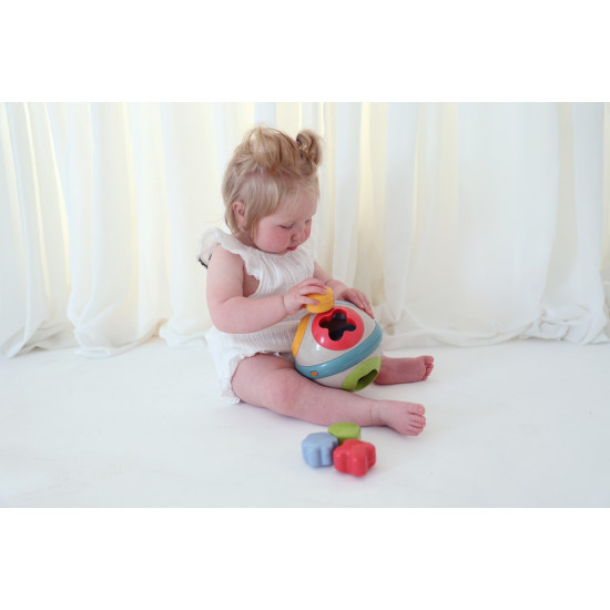 Vkládačka Koule, dětská hračka, obsahuje různé geometrické tvary, které děti musí rozeznat a vložit do správných otvorů