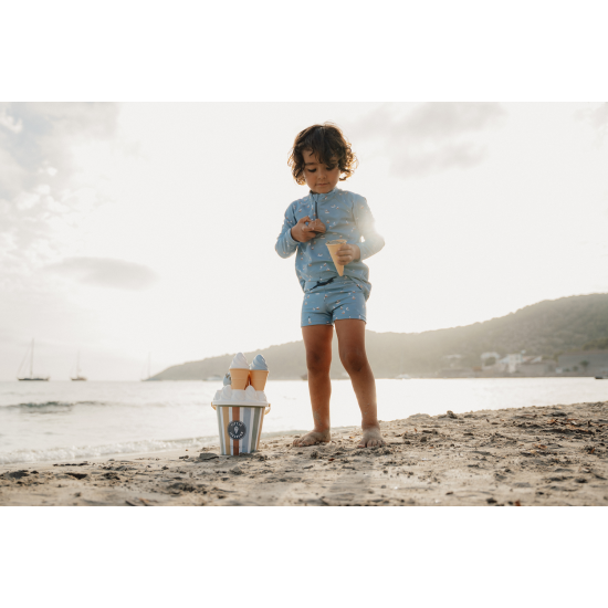 Plavecké tričko z UV ochranné tkaniny s krásným potiskem námořnického zálivu chrání vaše dítě před sluncem při koupání u moře i doma na zahradě.
