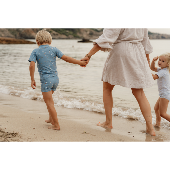 Plavky z UV ochranné tkaniny s krásným potiskem námořnického zálivu chrání vaše dítě před sluncem při koupání u moře i doma na zahradě. 