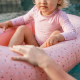 Plavky z UV ochranné tkaniny s krásným květinovým potiskem chrání vaše dítě před sluncem při koupání u moře i doma na zahradě. 