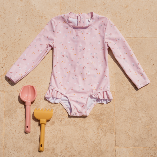 Plavky z UV ochranné tkaniny s krásným květinovým potiskem chrání vaše dítě před sluncem při koupání u moře i doma na zahradě. 