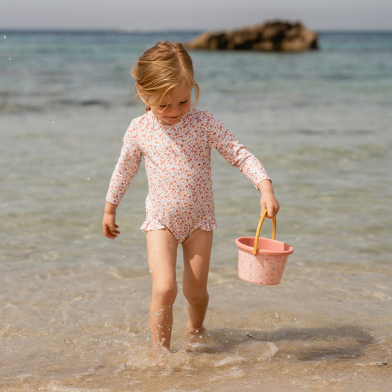 Plavky z UV ochranné tkaniny s krásným potiskem letních květin chrání vaše dítě před sluncem při koupání u moře i doma na zahradě. 