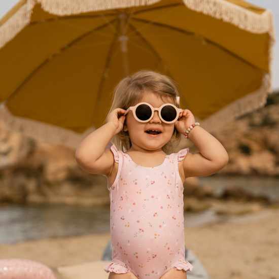 Plavky z UV ochranné tkaniny s krásným květinovým potiskem chrání vaše dítě před sluncem při koupání u moře i doma na zahradě.