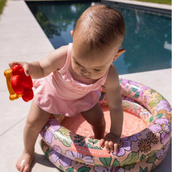 Malý, kulatý, nafukovací bazén Květy od Swim Essentials je svou velikostí určený pro malé děti. Je tak vhodný například jako bazén pro miminka. 