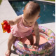 Malý, kulatý, nafukovací bazén Květy od Swim Essentials je svou velikostí určený pro malé děti. Je tak vhodný například jako bazén pro miminka. 
