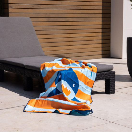 Rychleschnoucí plážový ručník 135 x 65 cm Žralok od Swim Essentials