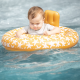Nafukovací kruh pro miminka od Swim Essentials s motivem mořských hvězdic je vhodný pro nejmenší děti od 0 do 1 roku s maximální hmotností do 11 kg. 