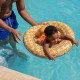 Nafukovací kruh pro miminka od Swim Essentials s motivem mořských hvězdic je vhodný pro nejmenší děti od 0 do 1 roku s maximální hmotností do 11 kg. 