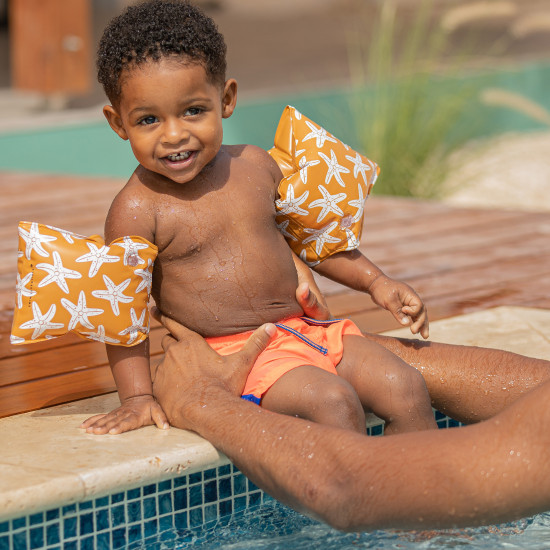 Dětské rukávky na plavání od Swim Essentials s motivem mořských hvězdic jsou vhodné pro dětičky od 0 do 2 let v rozmezí od 0 do 15 kg.