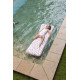 Klasické nafukovací lehátko od Swim Essentials s luxusním leopradím motivem ve starorůžových barvách se bude krásně vyjímat v bazénu i na moři. 