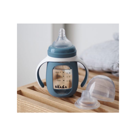 Skleněná kojenecká láhev se silikonovým dudlíkem a silikonovým náustkem pro děti od 4 měsíců.