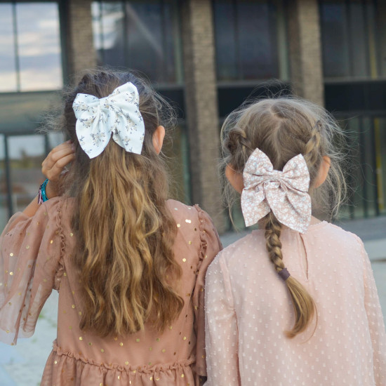 Velká bílá mašle do vlasů pro děti s růžovými kvítky SOFT Busy Lizzie.