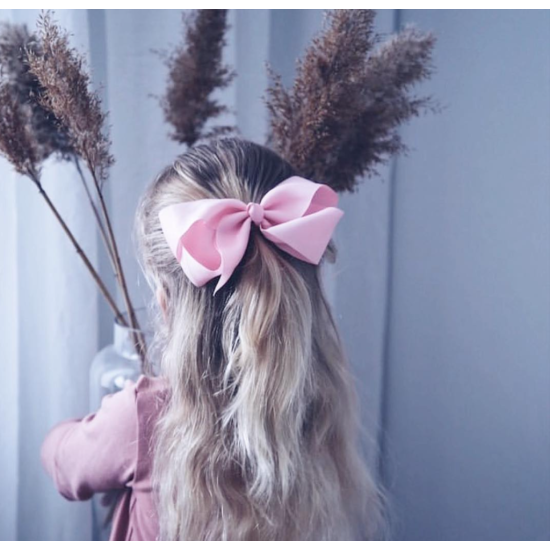 Velká pudrově růžová mašle do vlasů pro děti 15 cm Busy Lizzie.