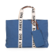 Prostorná cestovní taška Family Bag Indigo, kterou využijete při výletech s vaší rodinou, abyste měli vždy po ruce vše potřebné. 