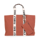 Prostorná cestovní taška Family Bag Terracotta, kterou využijete při výletech s vaší rodinou, abyste měli vždy po ruce vše potřebné. 