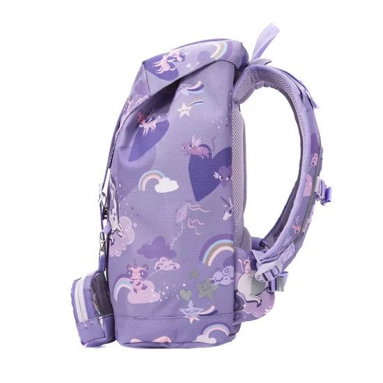 Lehoučká školní taška Retro Unicorn Purple skvěle sedí na zádech malého studenta.