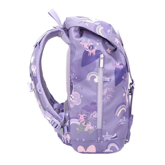 Lehoučká školní taška Retro Unicorn Purple skvěle sedí na zádech malého studenta.