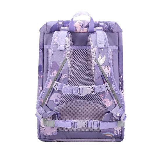 Lehoučká školní taška Retro Unicorn Purple skvěle sedí na zádech malého studenta.