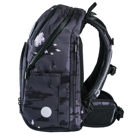 Lehoučká školní taška Dinosaur Black skvěle sedí na zádech malého studenta.