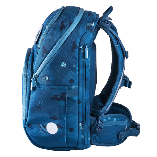 Lehoučká školní taška Ninja Blue skvěle sedí na zádech malého studenta.