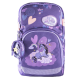 Lehoučká školní taška Unicorn Purple skvěle sedí na zádech malého studenta.