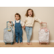 Krásný a praktický dětský kufr na kolečkách Námořnický záliv je ideální zavazadlo na dovolenou i na přespání vašeho dítěte u babičky s dědou či u kamaráda. 