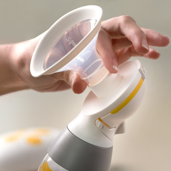 Medela Solo™ odsávačka mléka s technologií 2-Phase Expression™, kompaktním designem, prsním nástavcem PersonalFit Flex™ a USB-C nabíjením, ideální pro pohodlné a efektivní odsávání.