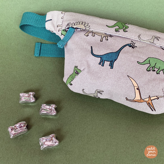 Lehká plátěná ledvinka pro děti Dinosauři 1,4 l od Petit Jour