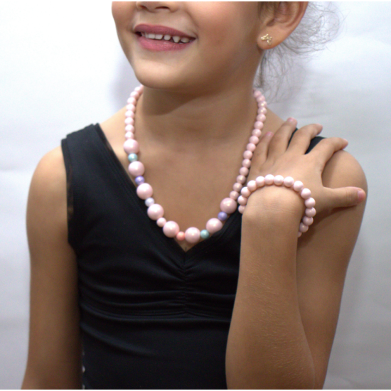 Náhrdelník a náramek Perly v růžové barvě jsou ideálním dárkem pro malou slečnu.