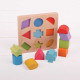 Devět různých geometrických tvarů bude procvičovat jemnou motoriku dětí a zároveň je naučí rozlišovat základní barvy. 