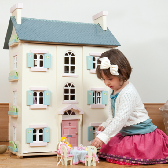 Velký čtyřpatrový ručně malovaný domeček pro panenky je vyroben z přírodních materiálů a je detailně zpracován.
