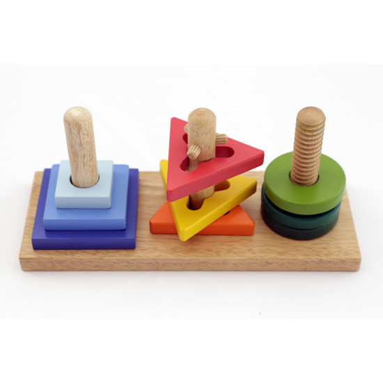 Nasaď a otoč je didaktická hračka vyrobená z kvalitního dřeva, které je upraveno nezávadným lakem.