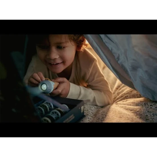 Dětský projektor Little Dutch Blue – pohádkové příběhy k promítání s 12 kotouči a ilustrovanou knížkou