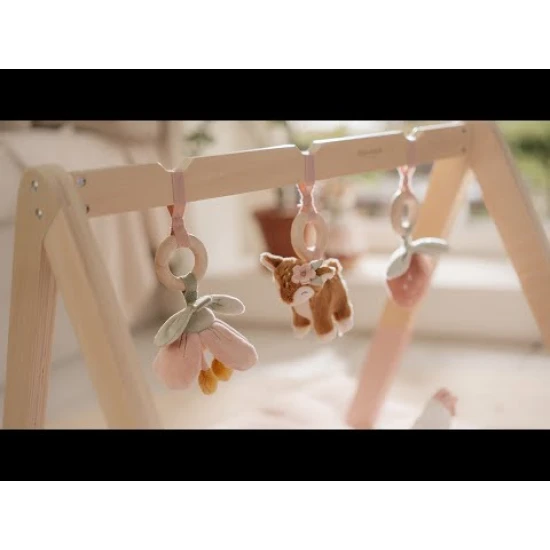 Dřevěná hrazdička Fairy Garden se zavěšenými plyšovými hračkami