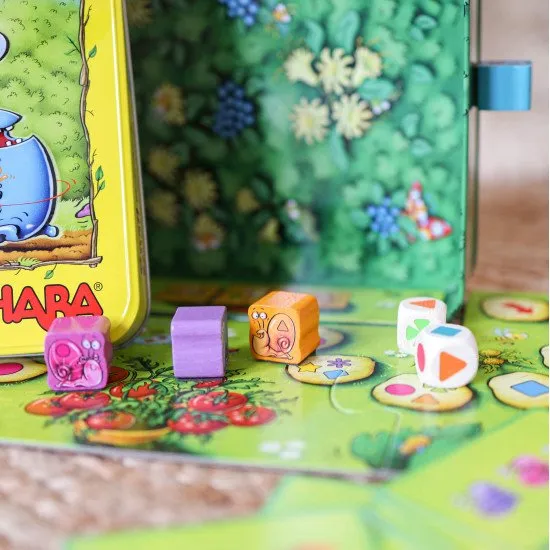 Šťastné hody kostkami a chytré pohyby dostanou vaše šneky na stupně vítězů, aby získali co nejvíce bodů a vyhráli!