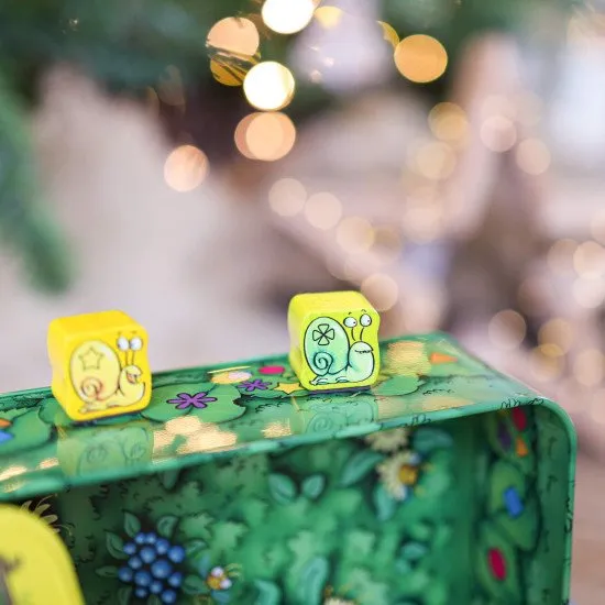 Šťastné hody kostkami a chytré pohyby dostanou vaše šneky na stupně vítězů, aby získali co nejvíce bodů a vyhráli!