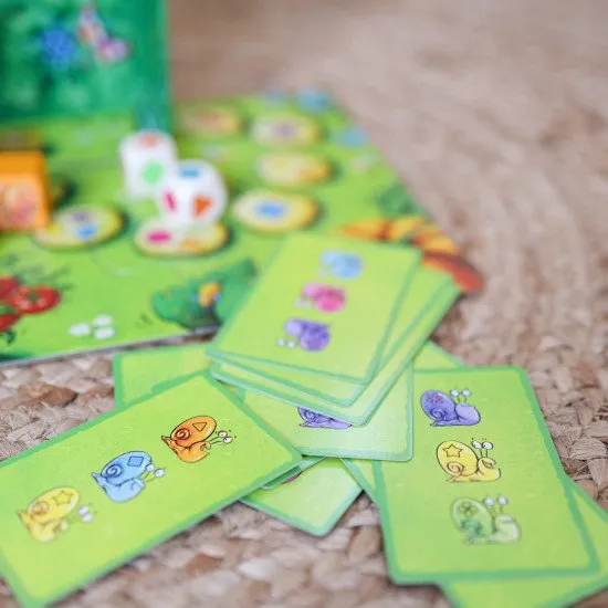 Šťastné hody kostkami a chytré pohyby dostanou vaše šneky na stupně vítězů, aby získali co nejvíce bodů a vyhráli!