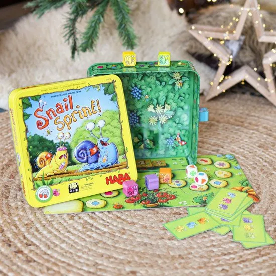 Šťastné hody kostkami a chytré pohyby dostanou vaše šneky na stupně vítězů, aby získali co nejvíce bodů a vyhráli!