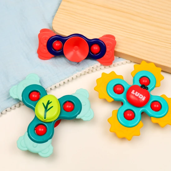 Baby spinnery mají měkké, pružné okraje a při otáčení vydávají zvuk, který dítě zaujme.