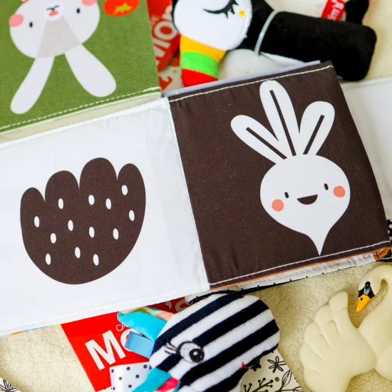 Oboustranná textilní knížka s motivem zahrady pro nejmenší do kočárku, postýlky i na hrací deku.