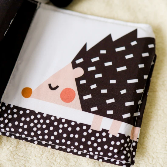 Oboustranná textilní knížka s motivem zahrady pro nejmenší do kočárku, postýlky i na hrací deku.