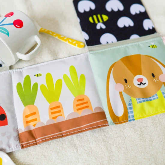 Oboustranná textilní knížka s motivem zahrady pro nejmenší do kočárku, postýlky i na hrací deku.