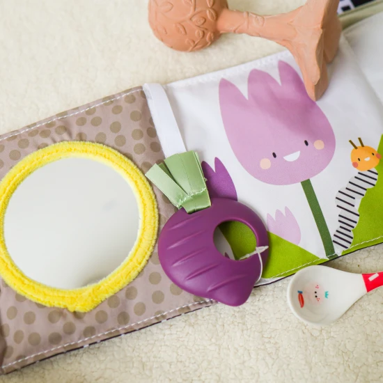 Oboustranná textilní knížka s motivem zahrady pro nejmenší do kočárku, postýlky i na hrací deku.