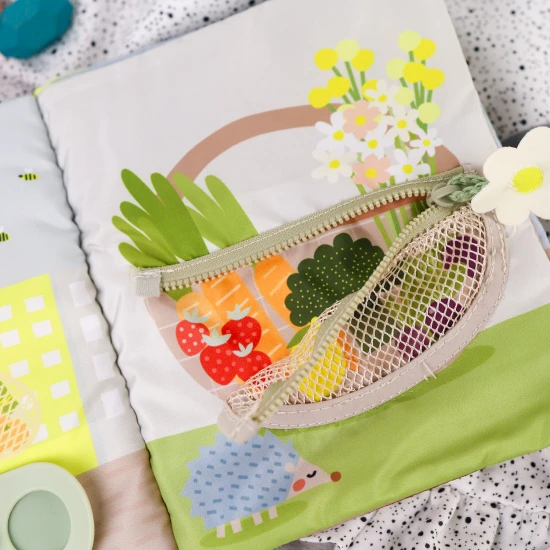 Knížka s aktivitami My 1st Busy Book