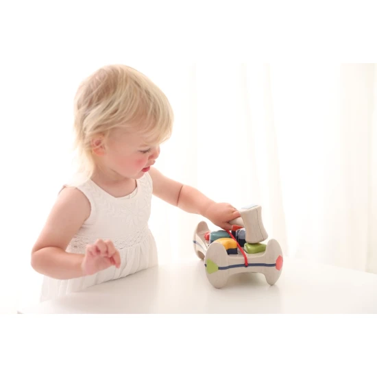 Zatloukačka Aktivity pultík pro třídění tvarů s kladívkem a se 6 různými tvary, které se zatloukají do otvorů na pultíku.